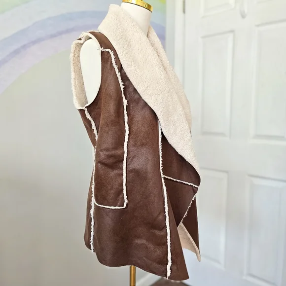 Me Jane | Large | Two Tone Faux Fur And Faux Suede Waterfall Vest - Picture 3 of 10